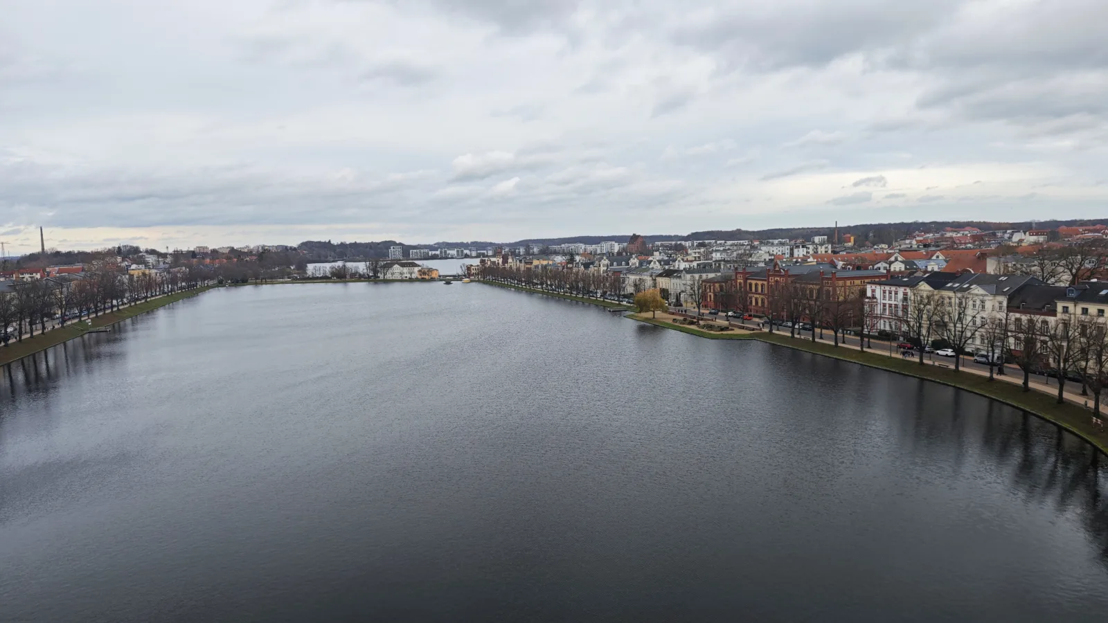 Blick über den Pfaffenteich auf die Schweriner Innenstadt