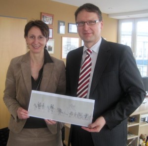 Katja Müller und Olaf Granzow von der Sparda-Bank übergaben eine 5000-Euro-Spende für den Festumzug an Oberbürgermeisterin Angelika Gramkow.